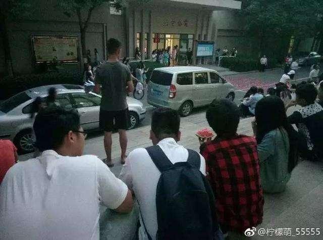 学校吃瓜看人打架视频,一视频见证校园冲突瞬间