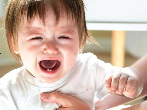 吃瓜吓哭婴儿的人视频,吃瓜吓哭婴儿，网友热议道德底线