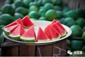 我们家吃瓜的视频,一起吃瓜的温馨瞬间  第3张