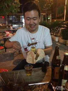 小胖子野外吃大瓜视频在线观看  第2张