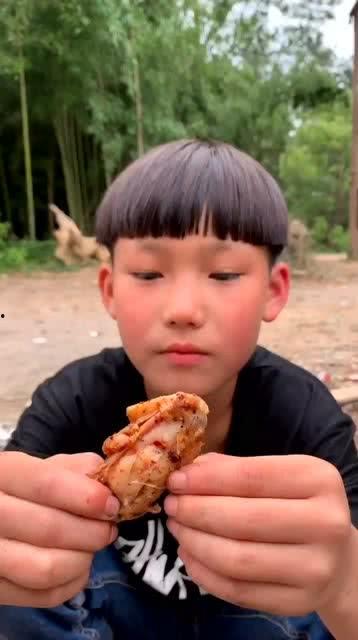 小胖子野外吃大瓜视频在线观看  第3张