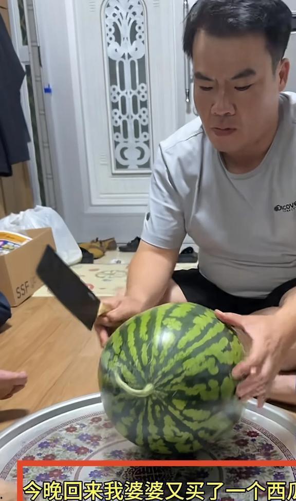 女的吃瓜博主视频是真的吗,女吃瓜博主视频真实性大揭秘  第2张